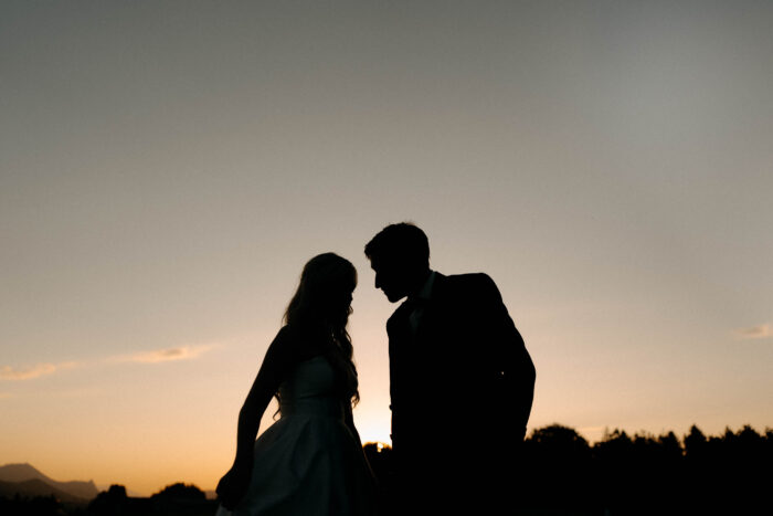 Silhouette von Brautpaar bei Sonnenuntergang in Salzburg