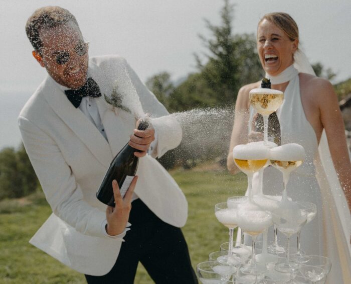 Sekttower auf Creta und Bräutigam sprüht mit Sektflasche - Hochzeit in Griechenland