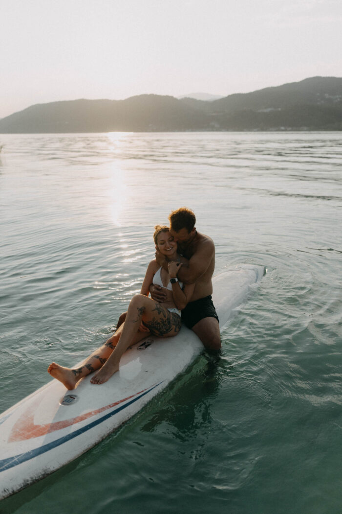 Verliebtes Paar am Wörthersee - festgehalten von Mathias Taxer - Hochzeitsfotograf Kärnten