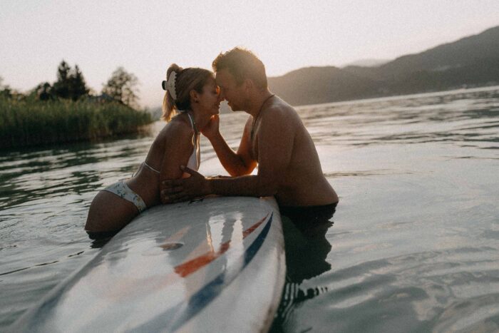 Verliebtes Paar am Wörthersee - festgehalten von Mathias Taxer - Hochzeitsfotograf Kärnten