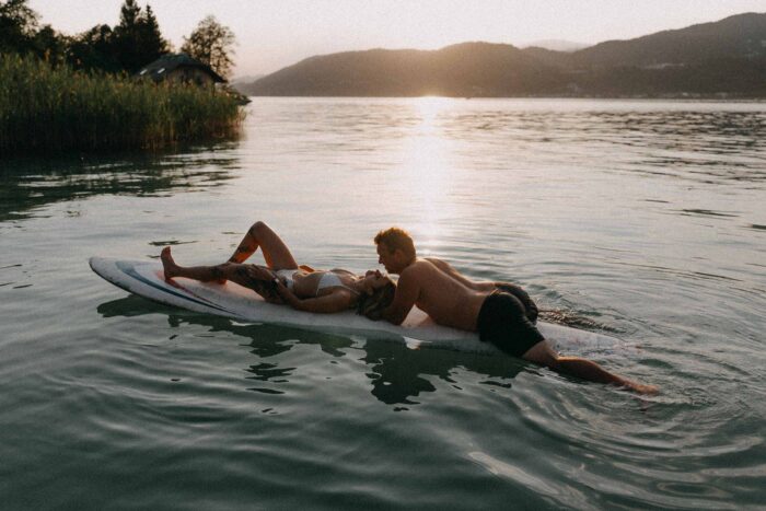 Verliebtes Paar am Wörthersee - festgehalten von Mathias Taxer - Hochzeitsfotograf Kärnten