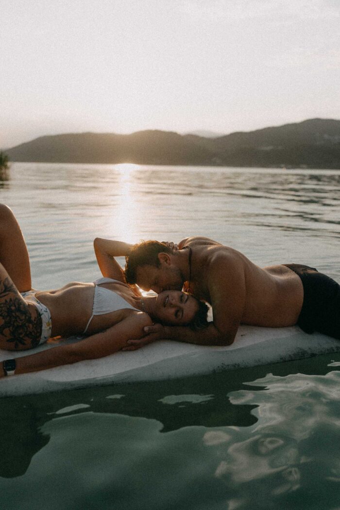 Paar mit Surfbrett am Wörthersee - festgehalten von Mathias Taxer - Fotograf Wörthersee