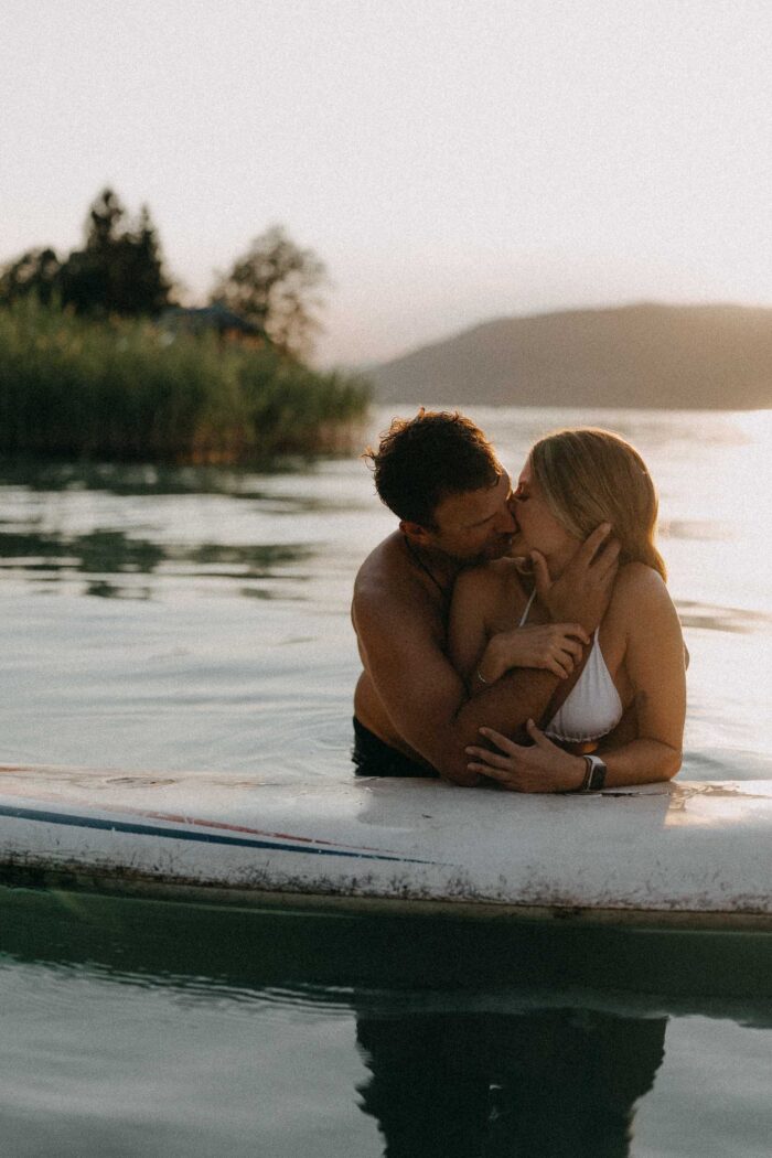 Paar mit Surfbrett am Wörthersee - festgehalten von Mathias Taxer - Fotograf Wörthersee