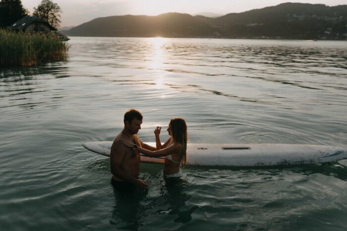 Verliebtes Paar am Wörthersee - festgehalten von Mathias Taxer - Hochzeitsfotograf Kärnten