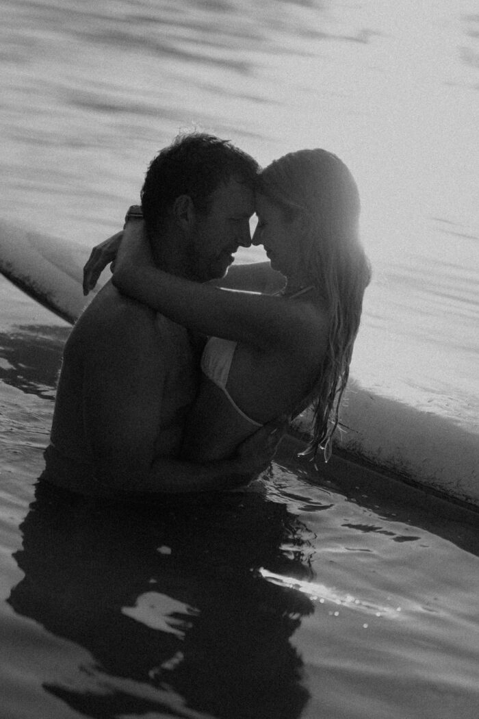 Paar mit Surfbrett am Wörthersee - festgehalten von Mathias Taxer - Fotograf Wörthersee