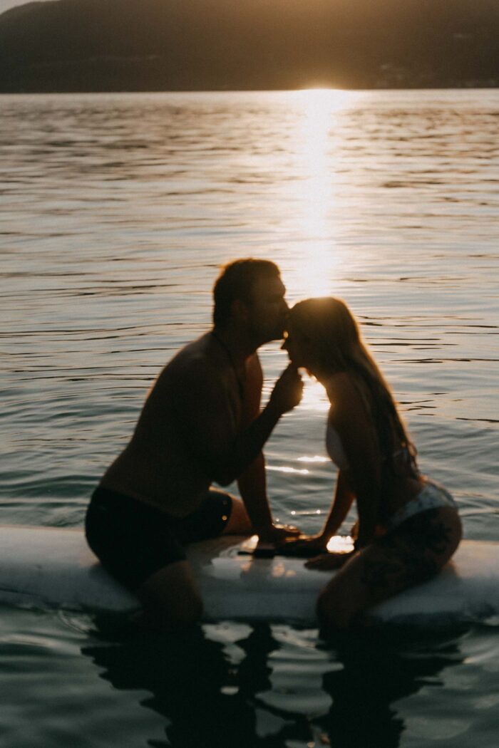 Paar mit Surfbrett am Wörthersee - festgehalten von Mathias Taxer - Fotograf Wörthersee