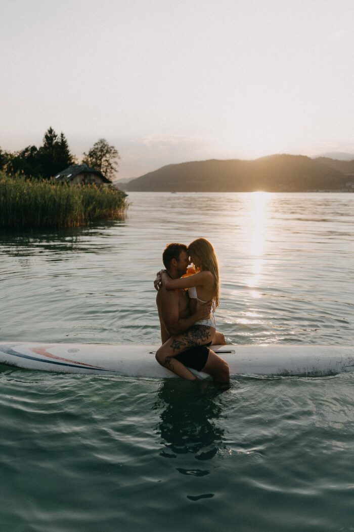 Paarfotos am Surfbrett am schönen Wörthersee-Fotos von Mathias Taxer