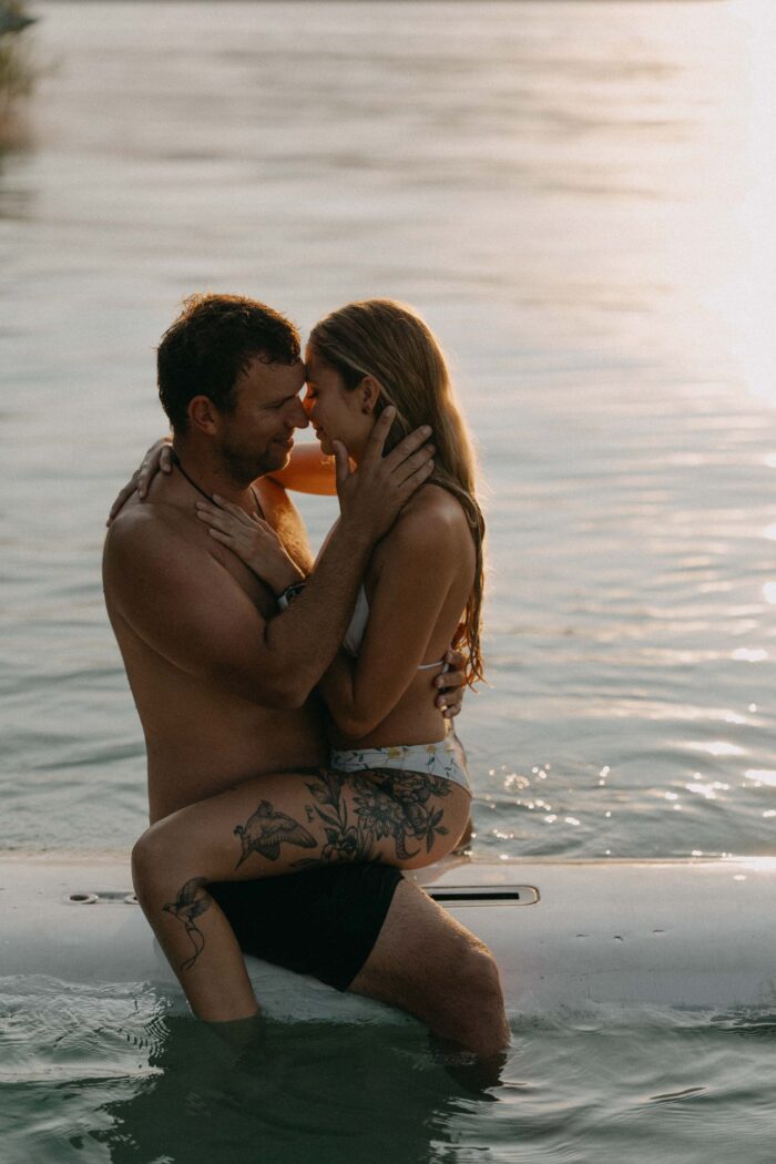 Paar mit Surfbrett am Wörthersee - festgehalten von Mathias Taxer - Fotograf Wörthersee