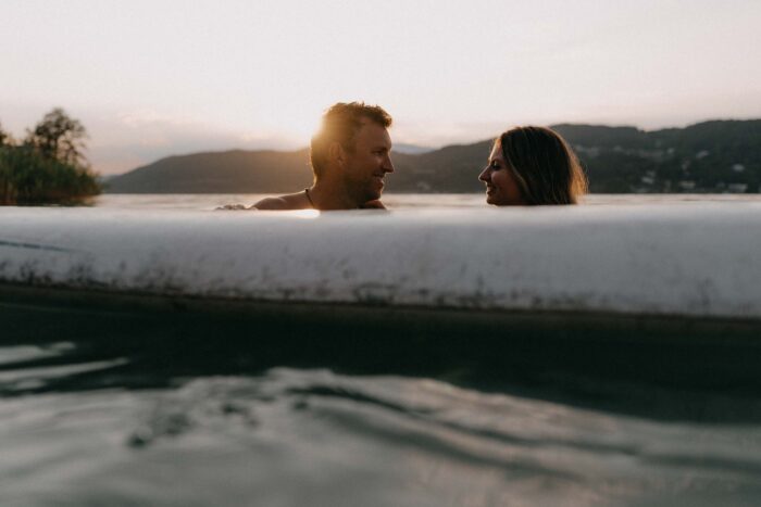 Paar mit Surfbrett am Wörthersee - festgehalten von Mathias Taxer - Fotograf Wörthersee