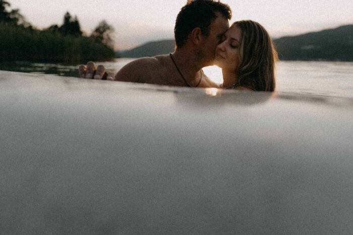 Verliebtes Paar am Wörthersee - festgehalten von Mathias Taxer - Hochzeitsfotograf Kärnten