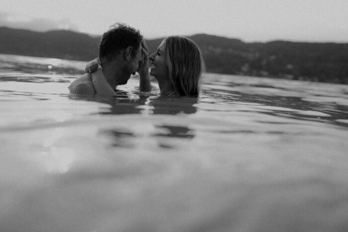 Paar mit Surfbrett am Wörthersee - festgehalten von Mathias Taxer - Fotograf Wörthersee