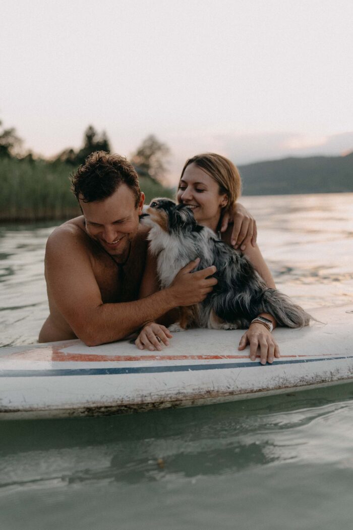 Paar mit Hund am Wörthersee - festgehalten von Mathias Taxer - Fotograf Wörthersee