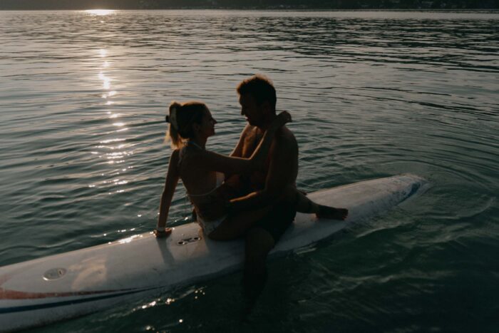 Paar mit Surfbrett am Wörthersee - festgehalten von Mathias Taxer - Fotograf Wörthersee